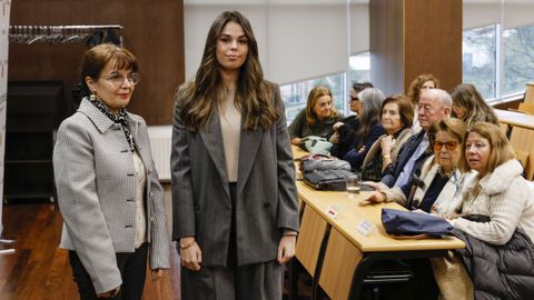 Pilar Aurora Arajo y Carmen Canal, junto a la familia de Jos Manuel Prez Canal, que acudi a la entrega de los galardones que recuerdan al empresario ourensano