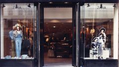 Escaparate de una tienda de Zara en Par�s, en 1999.