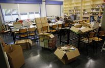 Buena parte de los fondos de la biblioteca est�n guardados, pendientes de las obras. 
