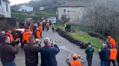 Vecinos y participantes en la batida fotograf�an en Nogueira los jabal�es cazados