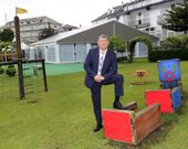 Suso Louzao, en la zona verde que el restaurante tambi�n dedica para ocio infantil y juvenil. 