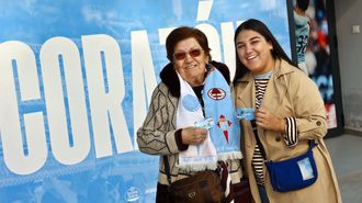 C�ndida Quiroga y Sof�a Sola, abuela y nieta, en Bala�dos, un lugar de reuni�n para ellas durante toda la vida de la m�s joven.