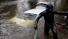 Un buzo colabor� ayer por la tarde en la colocaci�n de los enganches para sacar el Volkswagen Golf del agua.