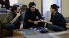 La consejera de Hacienda del Principado, Dolores Carcedo (d), el portavoz de Podemos, Emilio Le�n (i) y el diputado de este partido, Enrique L�pez (c), conversan durante el pleno de la Junta General