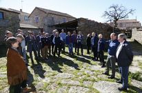 Louz�n visit� las obras de rehabilitaci�n de Os Pendellos de Agolada. 