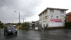 Talleres Cachaza (Leixa), 781.900 euros. Conjunto de cuatro naves, dos �alpendres� y un edificio de oficinas, adem�s de dep�sito de gas y una vivienda en ruinas