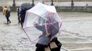 Una mujer se protege de la lluvia con un paraguas en Santiago