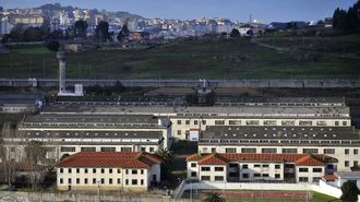 Cidade das TIC en Pedralonga, con el centro de A Coru�a al fondo