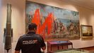 Dos activistas de Futuro Vegetal han lanzado pintura roja sobre un cuadro en el Museo Naval de Madrid