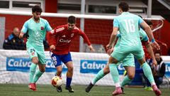 Iago Novo conduce la pelota en el Berganti�os-S�mano
