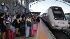 Usuarios esperando el tren un viernes en la estaci�n de Santiago