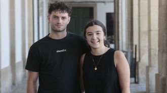 Jacobo y Paula, coru�eses que trabajan este verano en la hosteler�a