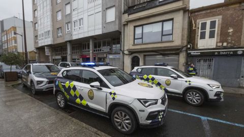 Tres vehculos patrulla custodian el edificio en el que se produjo el asalto.