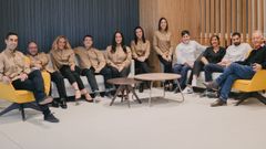 El personal del hotel, con Miguel �ngel Canda y su sobrino Javier Canda, en el sill�n amarillo