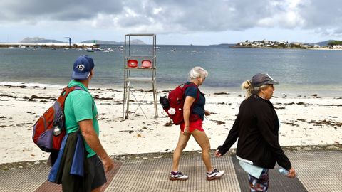 Peregrinos en el camino portugu�s de la costa pasando por la playa de Canido, en Vigo