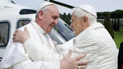 Primer encuentro entre el papa Francisco y Benedicto XVI