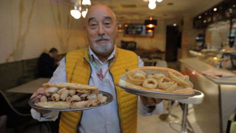 Juan Capel�n, propietario de la taberna O Freixo, con el bocadillo de chipirones en pan de cristal que ya ten�an en carta y cin el nuevo de pan bomb�n con anillas de calamar que emula al de locales de Madrid como El Brillante y que dice que est� siendo muy bien acogido por la clientela