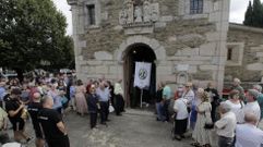 FIeles en la entrada de la capilla del Ecce Homo de Rubi�n el d�a de las fiestas de esta parroquia de de B�veda
