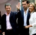 Santos, con su esposa y su hijo, ayer en Bogot�. 