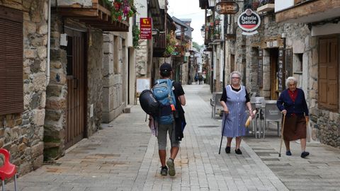 Un peregrino camina por una calle peatonal