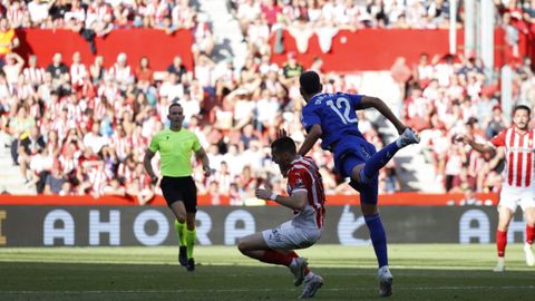 Derbi asturiano entre el Real Sporting de Gijon y el Real Oviedo en El Molin�n