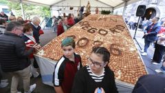 Paradela honra a San Gregorio con churrasco e un xigantesco bolo