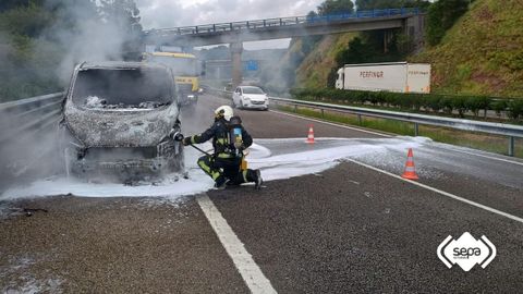 Una furgoneta resulta calcinada mientras circulaba por la A8 sentido Galicia