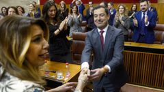 Moreno recibe el saludo de Susana D�az y el aplauso de los diputados del PP tras ser investido.