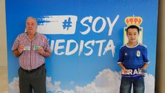 Dos de los primeros aficionados carbayones que se han abonado para la pr�xima temporada