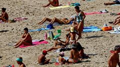 El buen tiempo llena las playas de A Coru�a