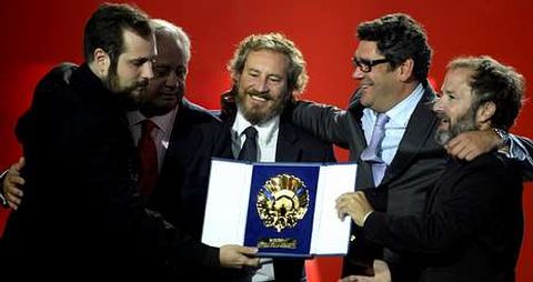 Carlos Vermut (izquierda) celebra con su equipo la Concha de Oro; a la derecha, el productor Pedro Hernndez. 