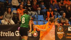 Sydorenko pugna con Rojo en un lance del partido en el Vista Alegre.