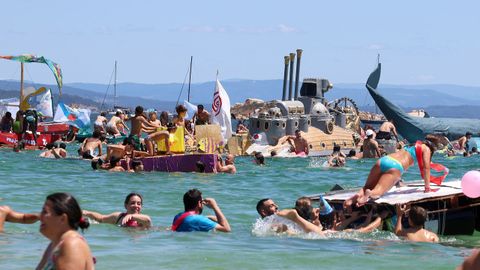 Festa da Dorna: Rejata de Embarcasi�ns feitas a machada e pan de millo na playa de Coroso