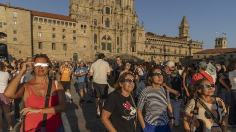 Decenas de personas en la praza do Obradoiro, en Santiago, para para ver el eclipse solar el pasado agosto, un fen&oacute;meno que tambi&eacute;n contribuy&oacute; a impulsar el turismo. 