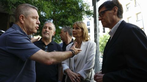  El presidente de Castilla la Mancha, Emiliano Garc�a-Page, conversa con el presidente de la Generalitat, Salvador Illa, a su llegada a la reuni�n del comit� federal del PSOE