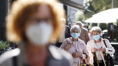 Imagen de gente con mascarillas tomada en una c�ntrica calle de Vigo