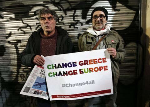 Dos seguidores de Syriza piden el cambio en Grecia para que cambie Europa. 