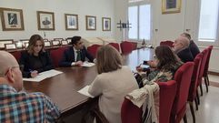 Reuni�n del Foro Cidad�n polo Ferrocarril con el alcalde de Ferrol, Jos� Manuel Rey Varela, y la concejala de Mobilidade, Pamen Pieltain.
