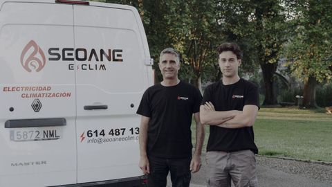 Jorge Seoane posa junto a su hijo Paulo pr�ximos a una furgoneta de su reci�n estrenada empresa.