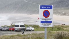 Se�al advirtiendo de la limitaci�n de aparcamiento en la playa de Ponzos el verano pasado.