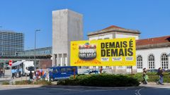 Cartel electoral del partido Bloco, en un barrio popular de Oporto.