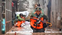 Fuerzas de seguridad chinas ayudan a evacuar a civiles tras las inundaciones en Chongqing