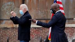 Biden hace un gesto de pelea junto a Raphael Warnock, candidato dem�crata al Senado por Georgia