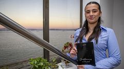 Sara Dieste con un ejemplar de su primer libro, Constelaciones en la piel