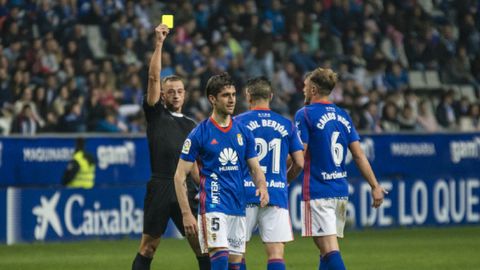 Eiriz Mata Forlin Saul Berjon Carlos Hernandez Real Oviedo Valladolid Carlos Tartiere.Eiriz Mata muestra una amonestacion a Forlin