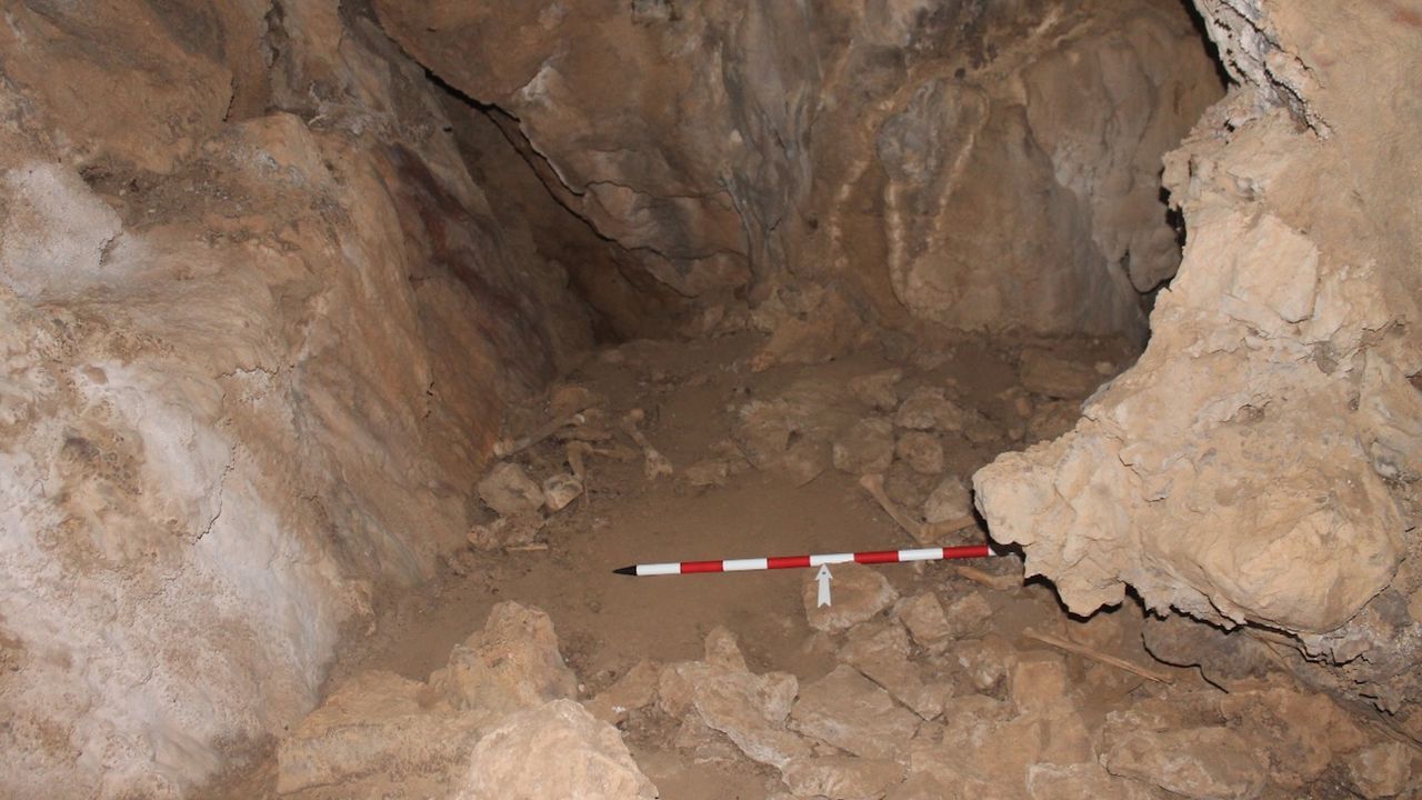 La primera excavación en la Cova do Santo certifica su relevancia en la Edad del Bronce