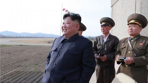 Kim Jong Un, en un cuartel militar supervisando un vuelo