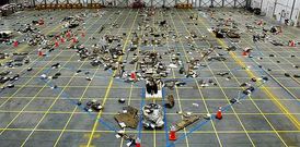 La NASA coloc� en un hangar, sobre un dibujo del transbordador, las piezas localizadas del �Columbia�.