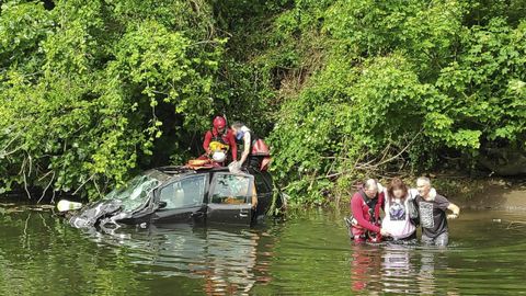 Los ocupantes del turismo que termin� cayendo al r�o
