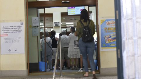 Cola para entrar en la oficina de Correos de Lugo en la Ra San Pedro